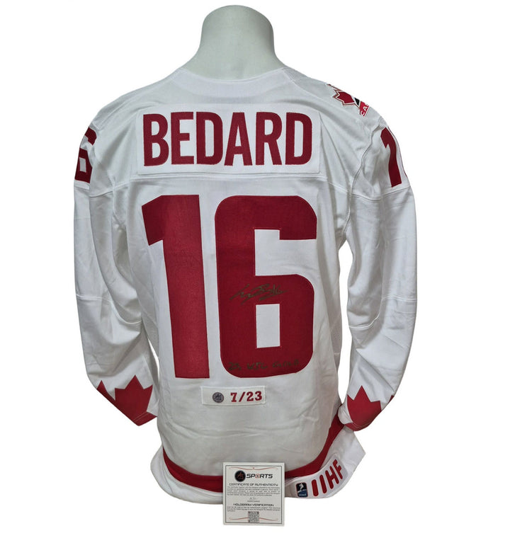 Chandail officiel Nike signé - Connor Bedard 2023 WCJ blanc inscrit 23 WJC Gold et édition limitée /23 AJs coa
